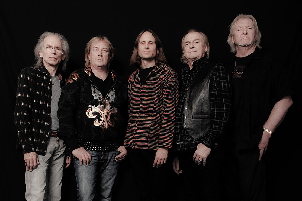 YES: Steve Howe, Geoff Downes, Jon Davison, Alan White, Chris Squire